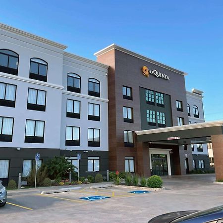 La Quinta Inn & Suites By Wyndham Tulsa Midtown Exterior photo