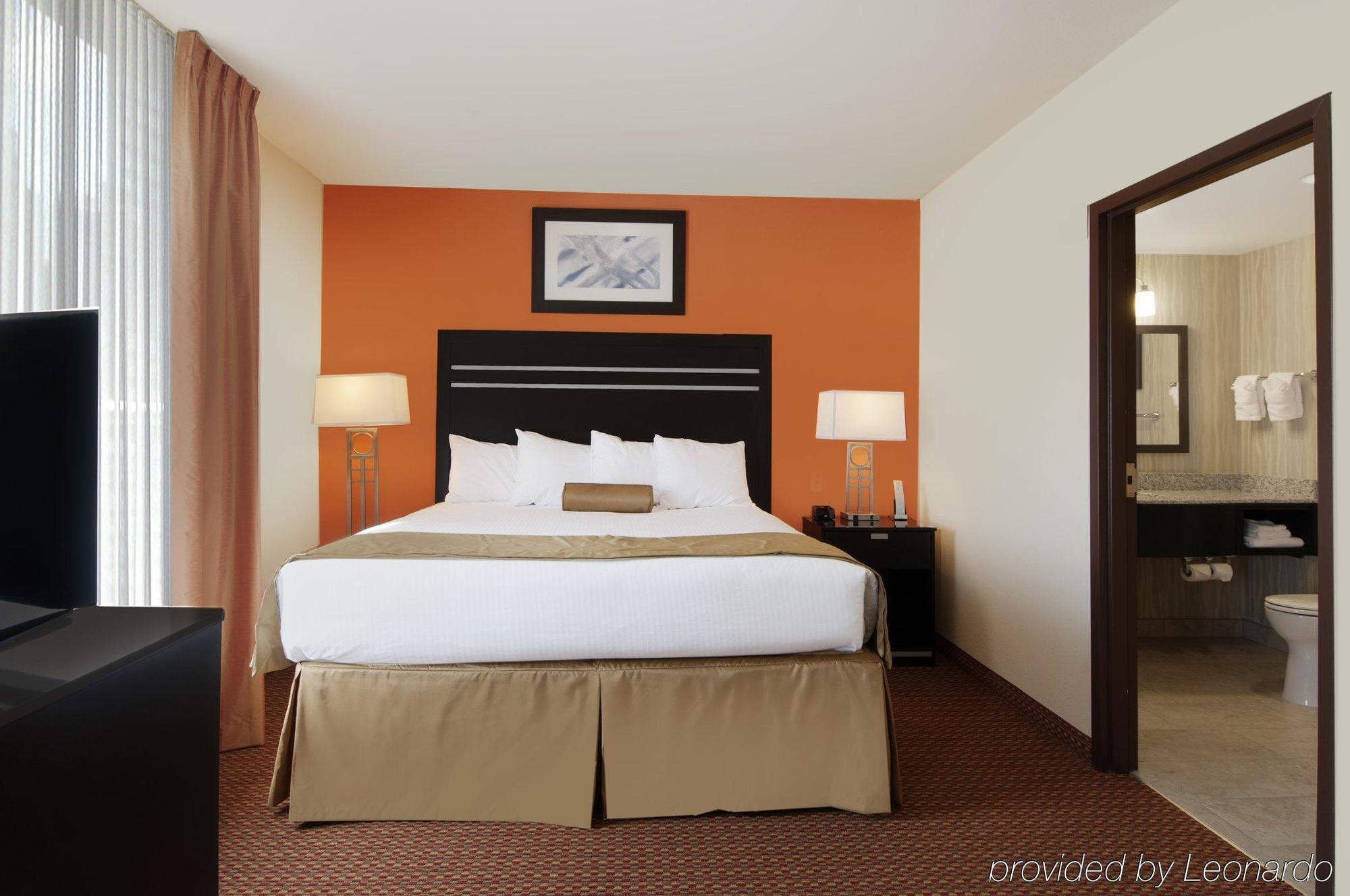 La Quinta Inn & Suites By Wyndham Tulsa Midtown Exterior photo